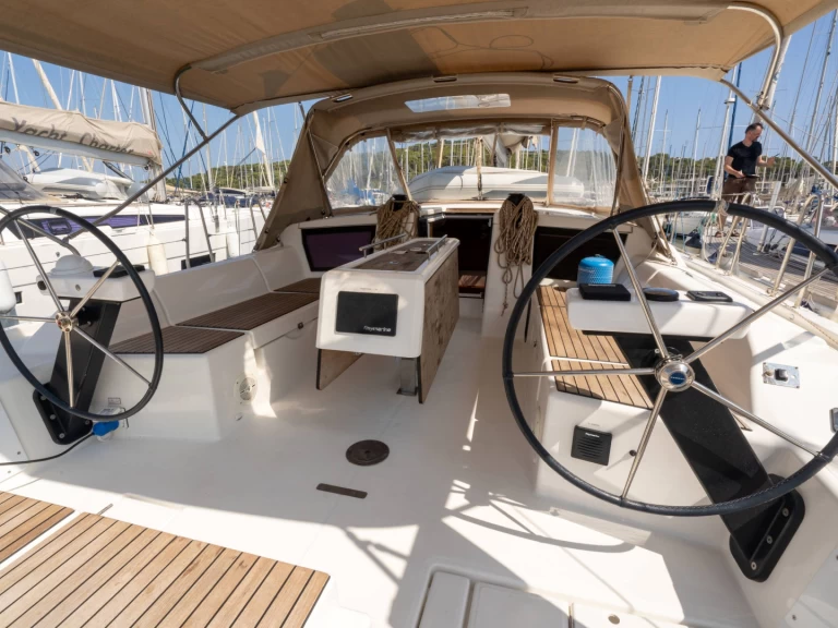 Sailboat to hire Saint-Mandrier-sur-Mer at the best price