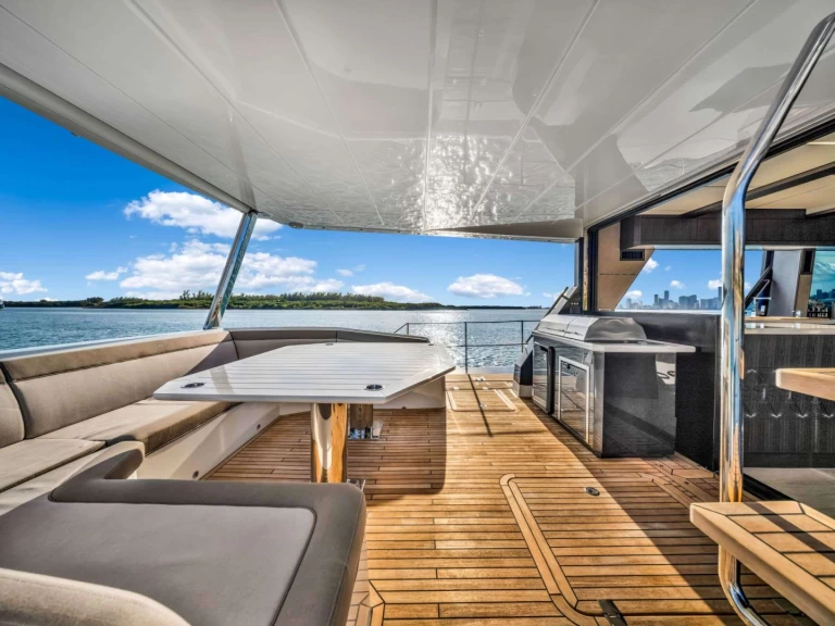 Hire Luxury Yacht Galeon with a boat licence