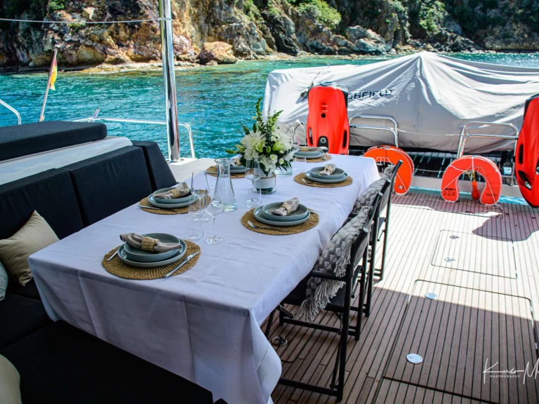 Hire Luxury Yacht Lagoon with a boat licence