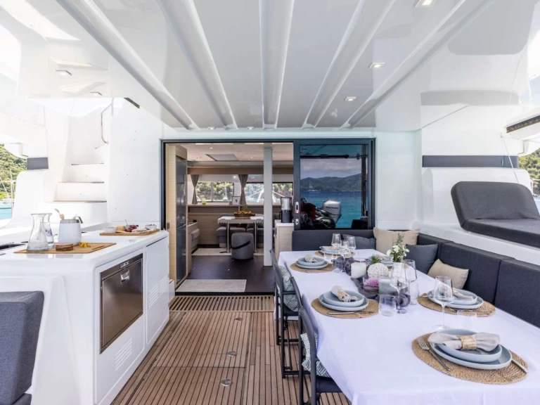 Luxury Yacht to hire Néa Péramos at the best price