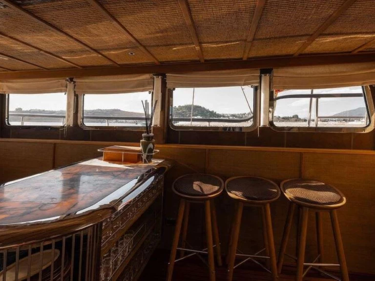 Hire Luxury Yacht Custom with a boat licence