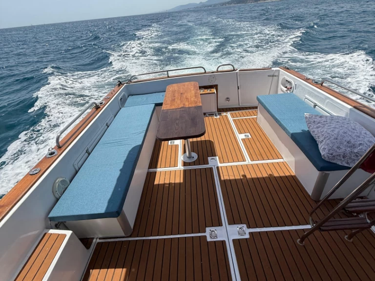 Charter a Fibresport 980 in Badalona on Samboat