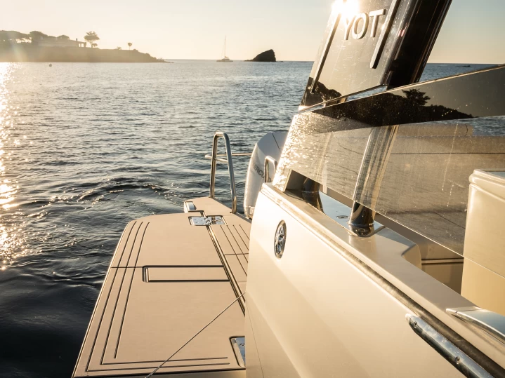 Hire Motorboat YOT with a boat licence