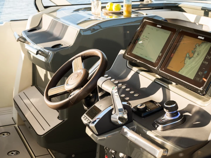 Motorboat to hire Bonifacio Ferry Port at the best price