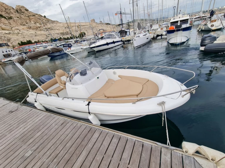 Yacht charter Marseille - Jeanneau Cap Camarat 6.5 CC on SamBoat