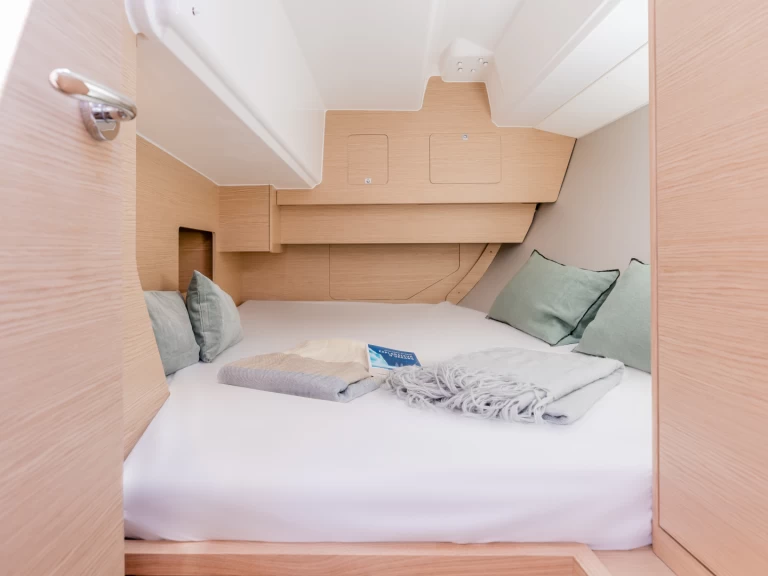 Sailboat to hire Marina (City) at the best price