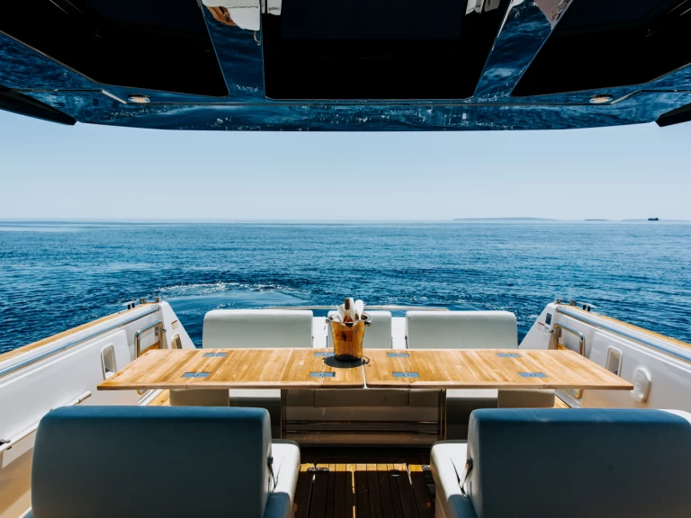 Hire Motorboat Fjord with a boat licence