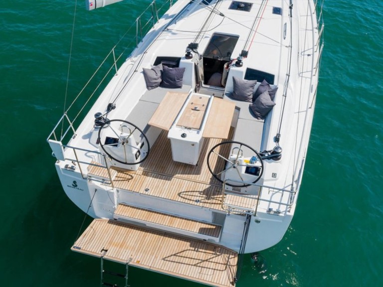 Charter a Bénéteau Sunsail Oceanis 40.1 in Furnari on Samboat