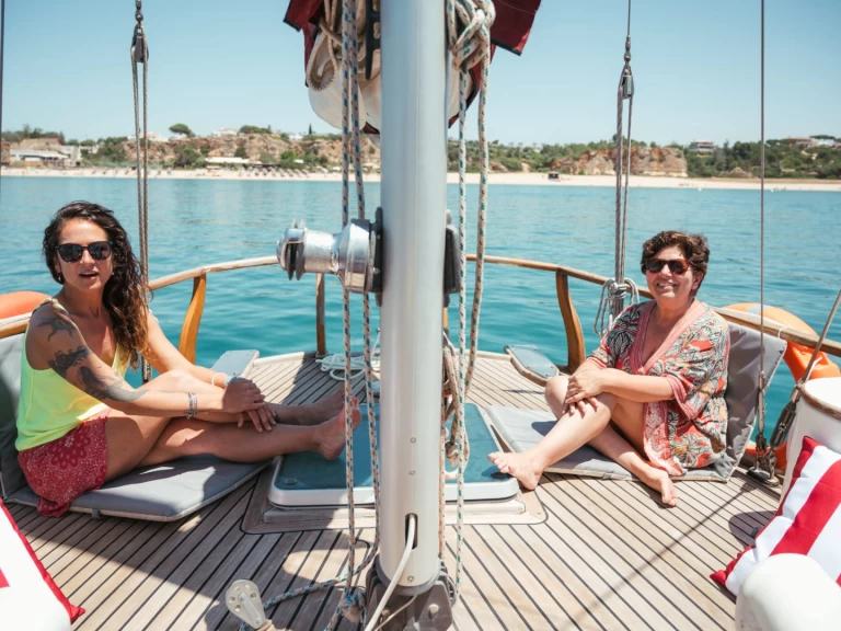 Charter a endurance 43 in Portimão on Samboat