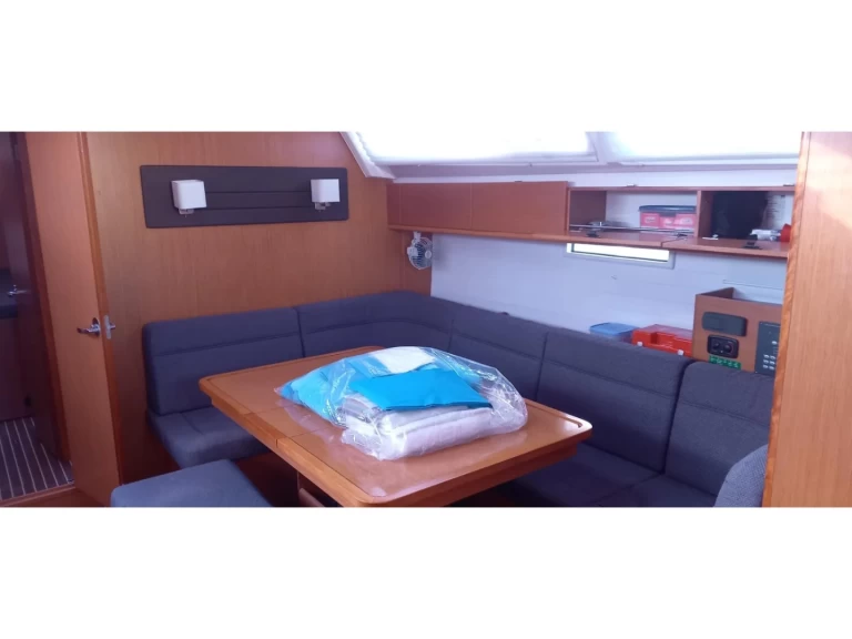 Hire Sailboat Bavaria with a boat licence