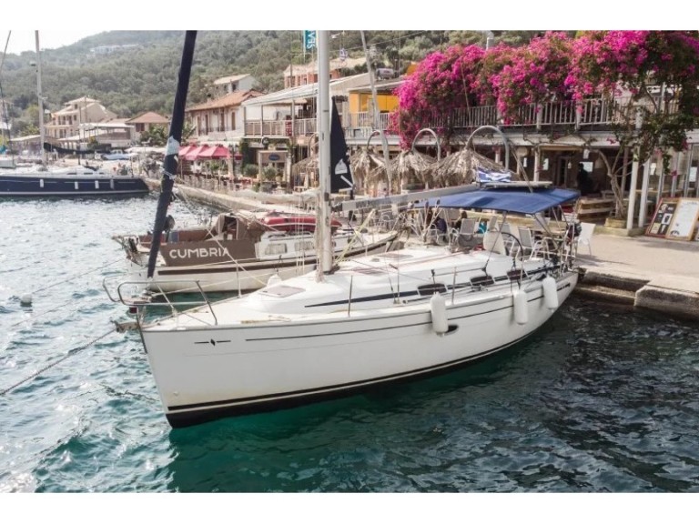 Sailboat to hire Nikiána at the best price