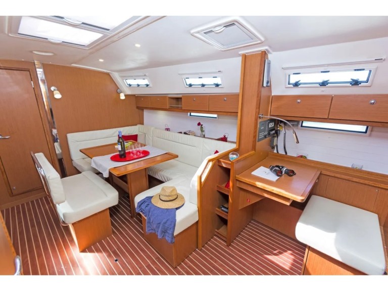 Hire Sailboat with or without skipper Bavaria Nikiána