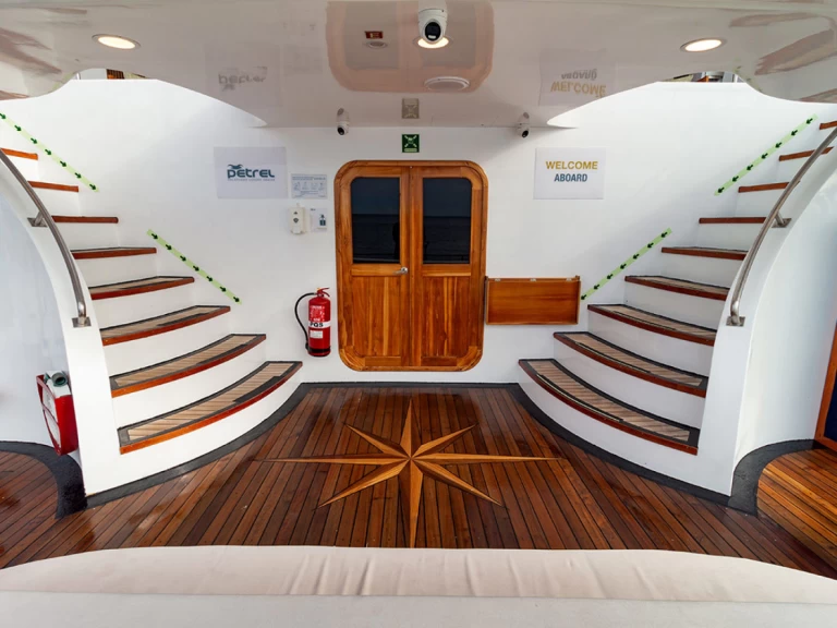 Luxury Yacht to hire Puerto Baquerizo Moreno at the best price