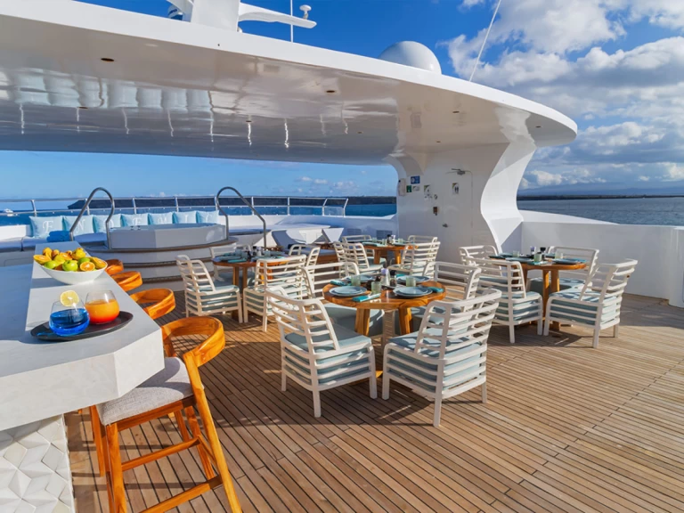 Hire Luxury Yacht  with a boat licence