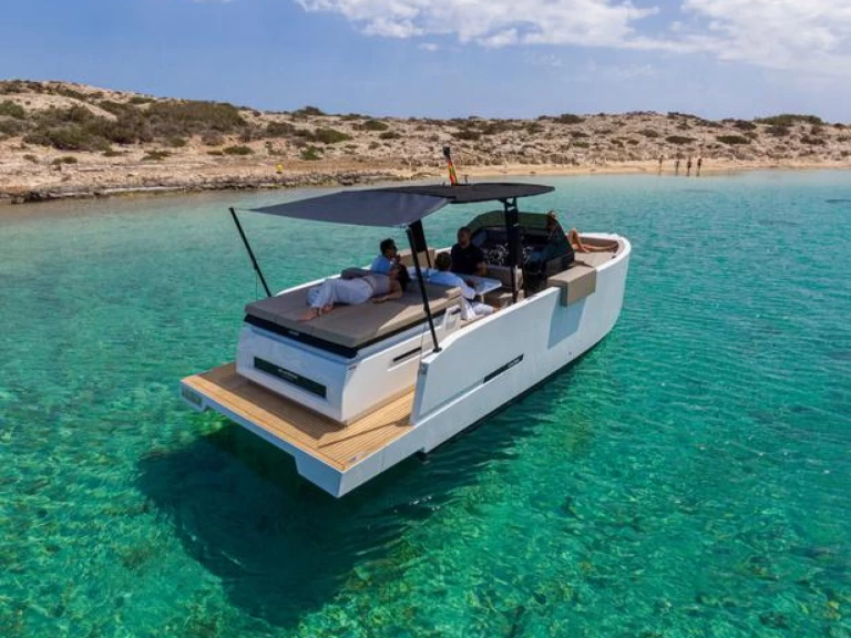 Hire Motorboat D28 with a boat licence