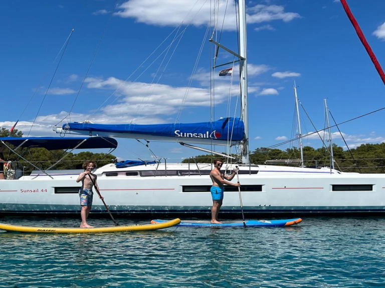 Hire Sailboat Jeanneau with a boat licence