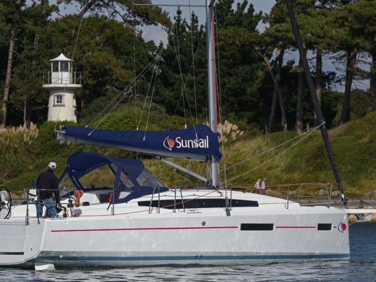 Hire Sailboat Jeanneau with a boat licence