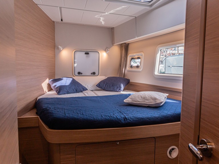 Charter a Lagoon Lagoon 42 in Furnari on Samboat