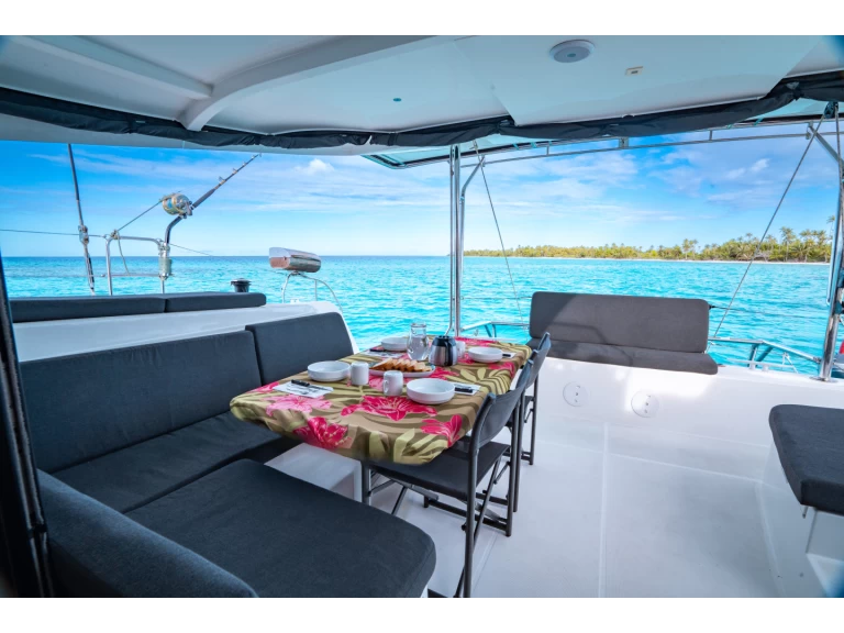 Catamaran hire in Fa'anui - Lagoon Lagoon 42