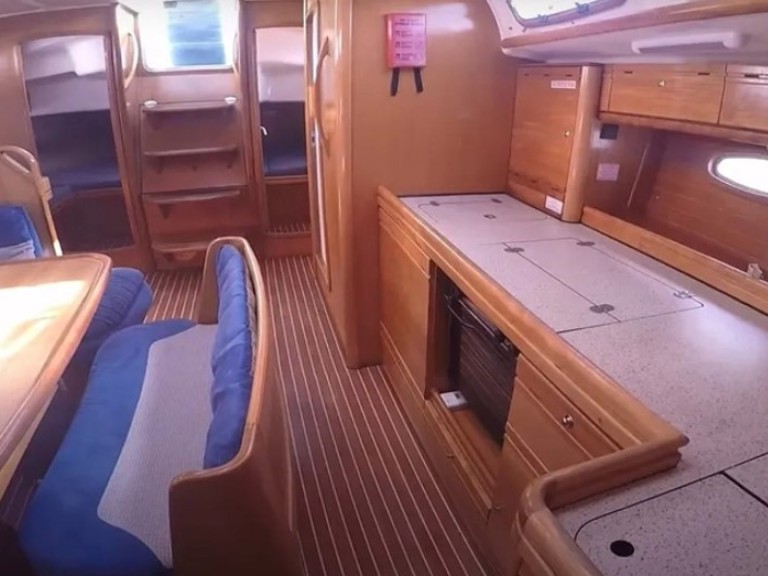 Charter a Bavaria Bavaria 39 Cruiser in Nikiána on Samboat