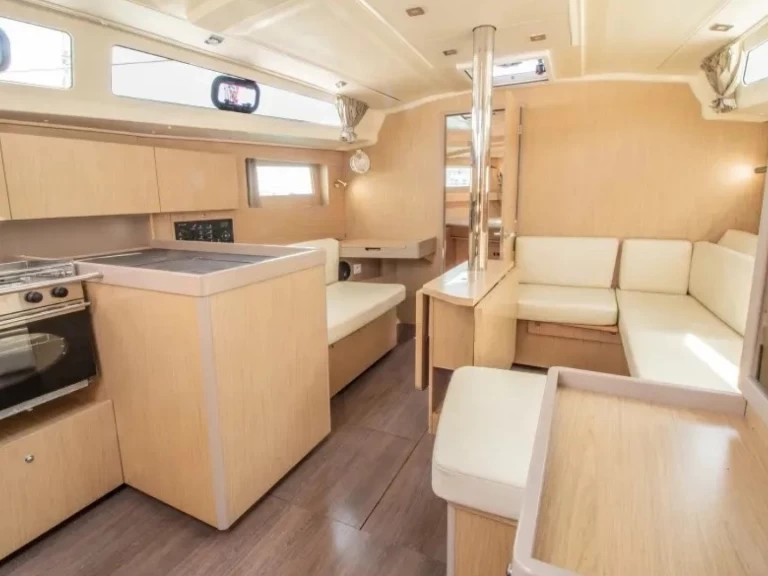 Charter a Bénéteau Oceanis 41.1 in Nikiána on Samboat