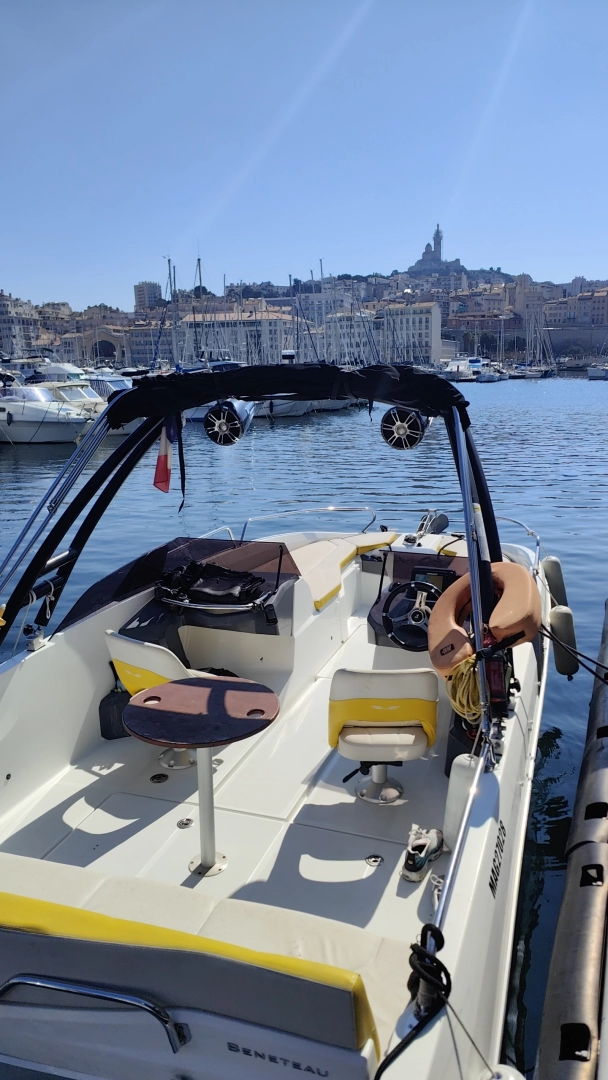 Hire Motorboat Bénéteau with a boat licence
