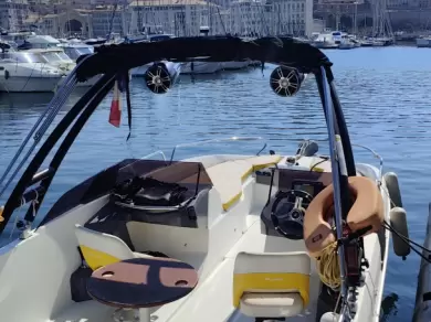 Hire Motorboat Bénéteau with a boat licence