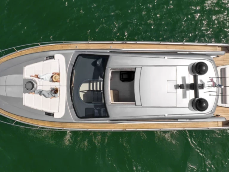Hire Luxury Yacht Pershing with a boat licence