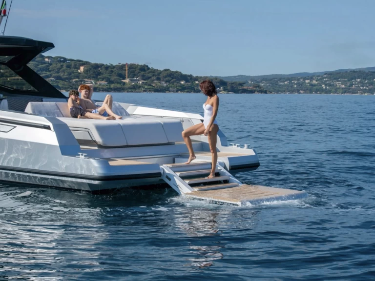 Hire Luxury Yacht Santasevera with a boat licence
