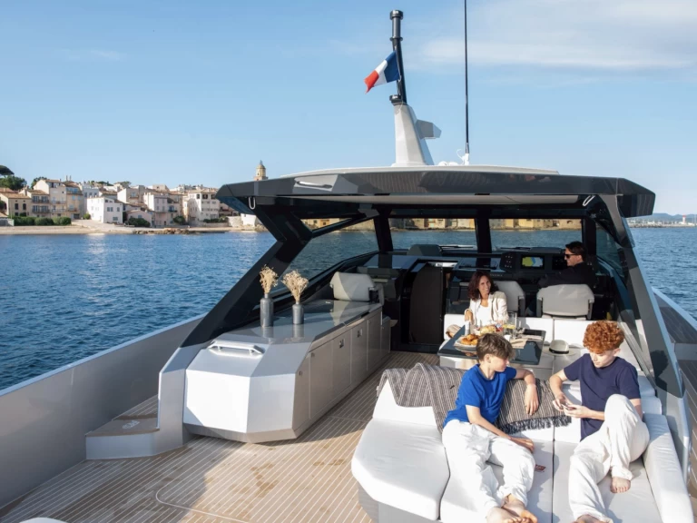 Luxury Yacht to hire Sag Harbor at the best price