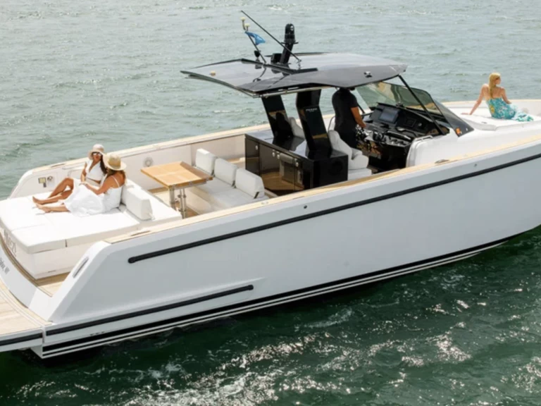 Luxury Yacht to hire Sag Harbor at the best price