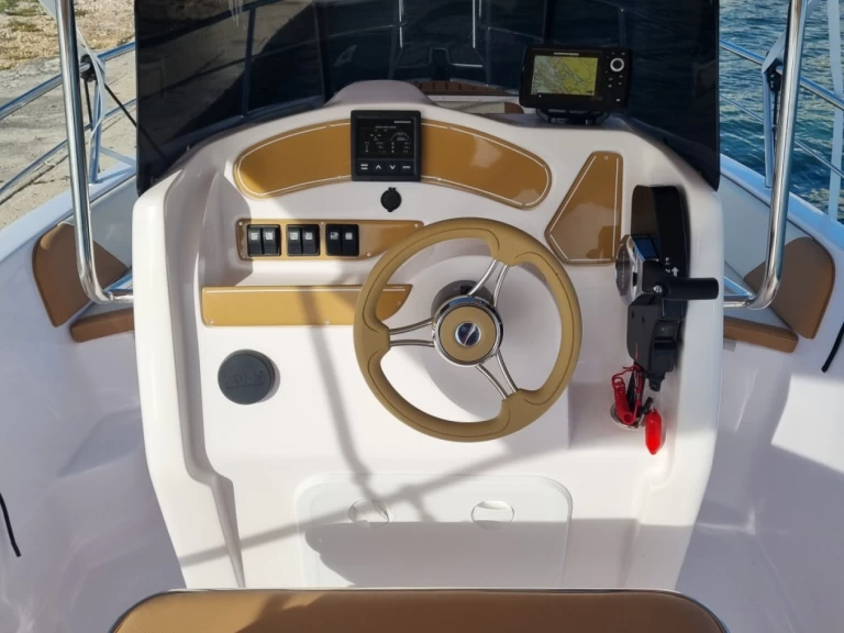 Hire Motorboat Bluline with a boat licence