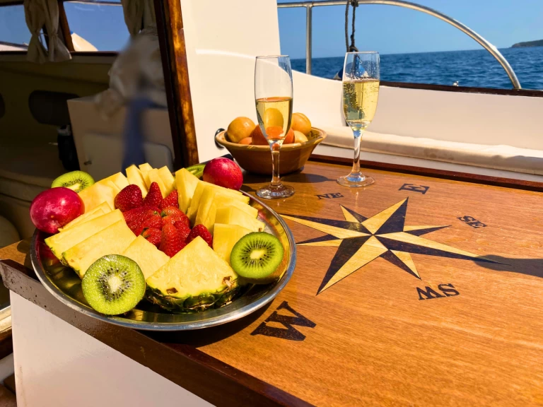 Hire Motorboat Mallorca Llaut with a boat licence