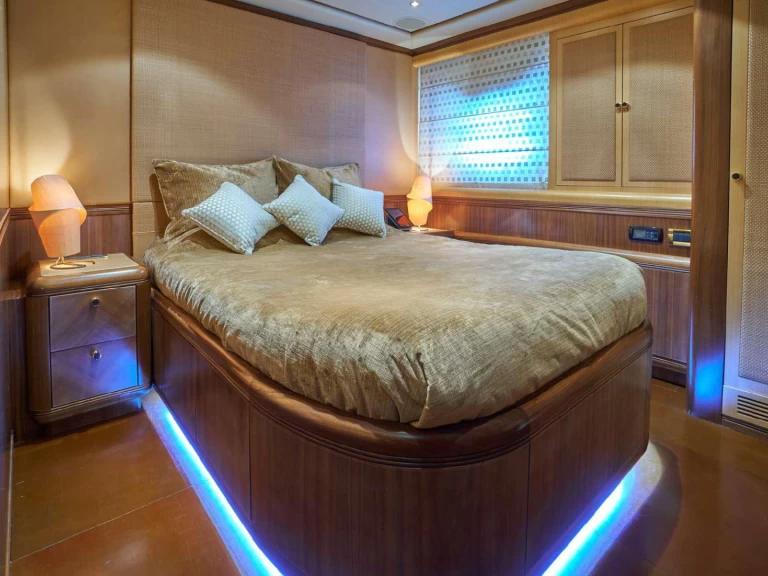 Hire Luxury Yacht Mangusta with a boat licence