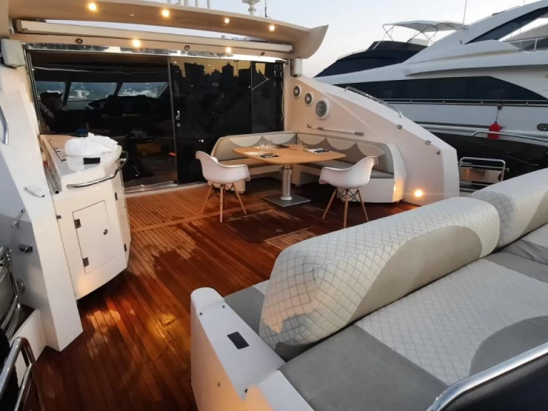 Yacht charter Ibiza Town - Sunseeker Predator 82 on SamBoat