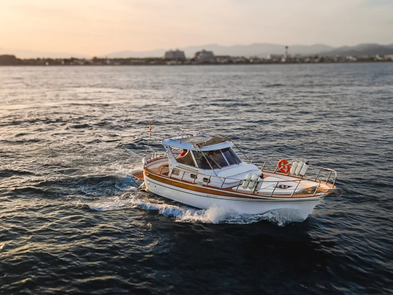 Yacht hire Platja d'Aro cheap Sorrento 32 Semi Cabinato