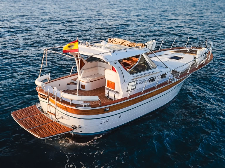 Charter a Fratelli Aprea Sorrento 32 Semi Cabinato in Platja d'Aro on Samboat