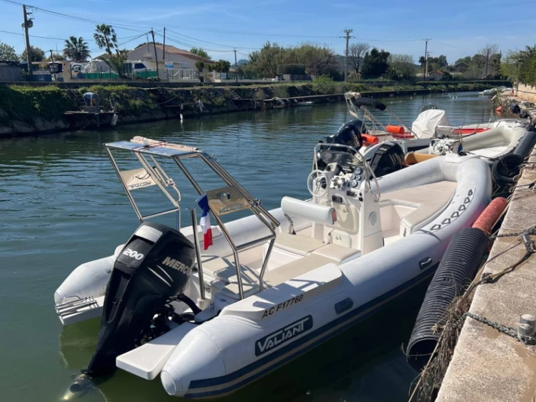 Hire a Pacific Craft Pacific Craft 625 Open Gapeau