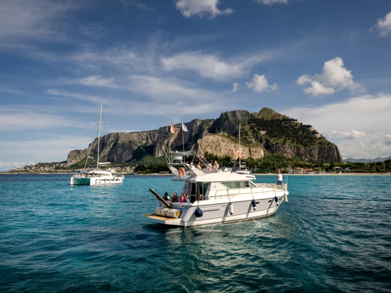 Motorboat to hire La Cala (porto Palermo) at the best price