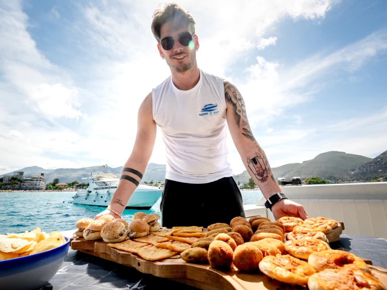 Yacht charter La Cala (porto Palermo) - Mochi Craft Mochi Craft 42 Fly on SamBoat