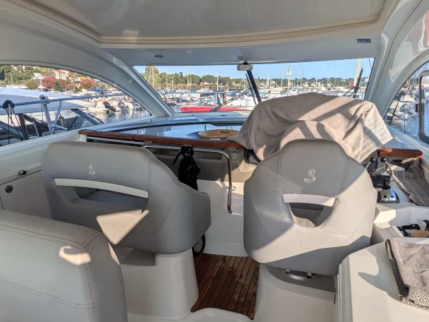 Hire Motorboat MonteCarloYachts with a boat licence