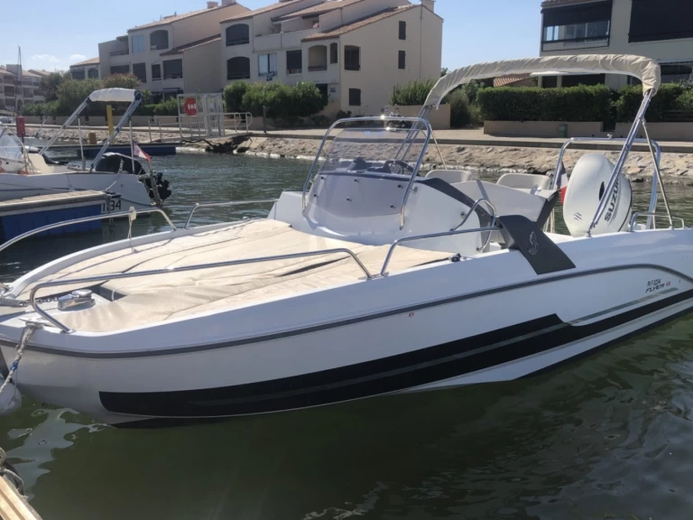 Hire Motorboat Bénéteau with a boat licence