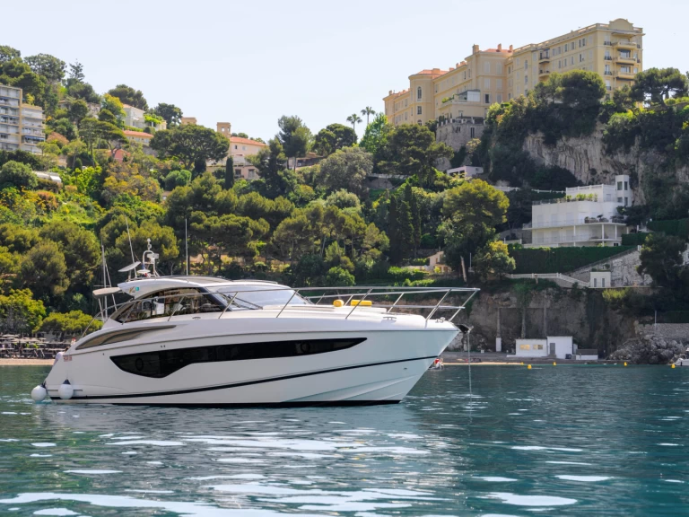 Charter a Princess Princess V40 in Monaco-Ville on Samboat