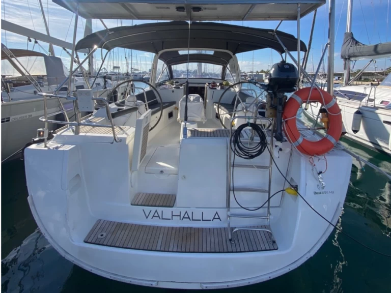 Hire a Bénéteau Oceanis 500 Sitges
