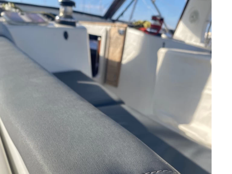 Sailboat hire in Sitges - Bénéteau Oceanis 500