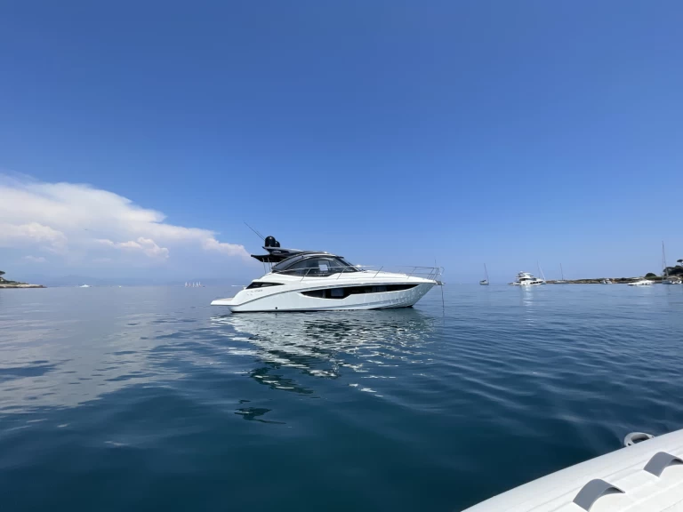 Hire Luxury Yacht Galeon with a boat licence