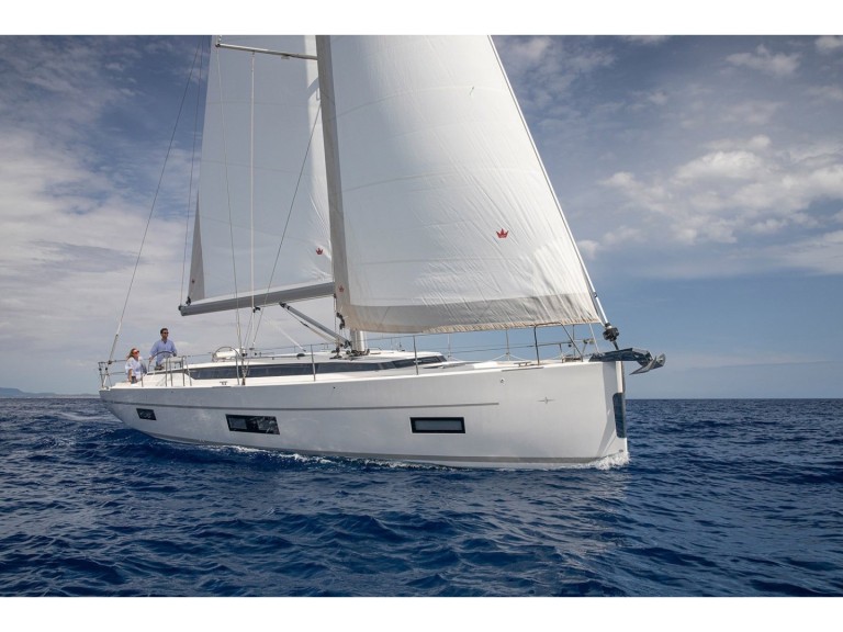 Charter a Bavaria Bavaria C45 in Alimos on Samboat