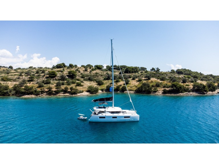 Hire Catamaran Lagoon with a boat licence
