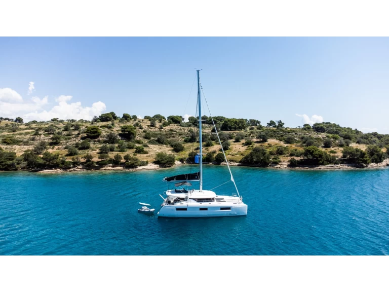 Hire Catamaran Lagoon with a boat licence