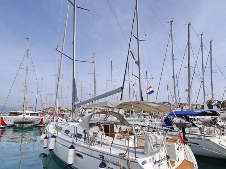 Hire Sailboat Bavaria with a boat licence